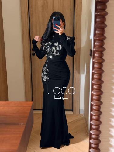 فستان سهرة أسود بأكمام طويلة وتطريز زهري