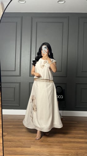 طقم تنوره وبلوزه باللون البيج