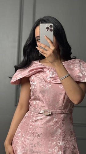 فستان للعمر المحير بلون وردي من لوكا فاشن