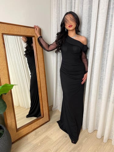 فستان أسود بأكمام شفافة للمناسبات الأنيقة