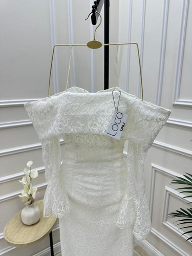 فستان دانتيل فخم باكمام اوف شولدر بلون اوف وايت