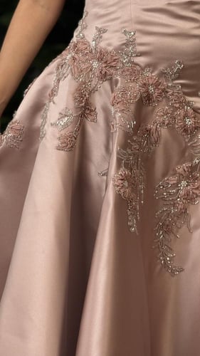 فستان سهره وردي مطرز لول وخرز راقي من لوكا فاشن