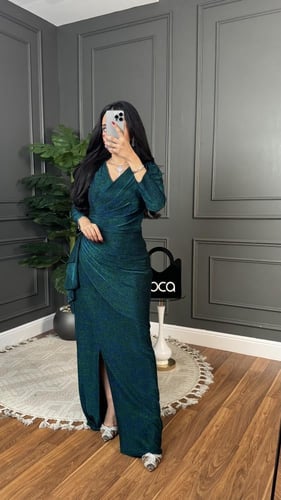 فستان ناعم لون تركوازي وبتصميم يخطف الانظار من لوك...