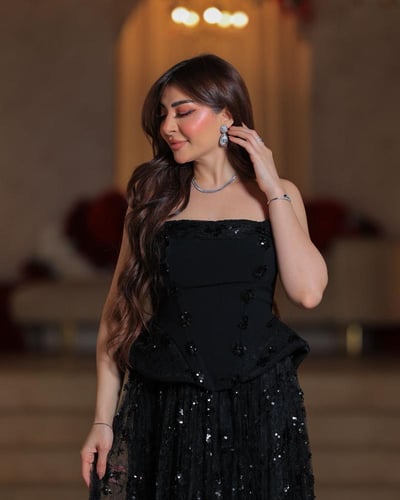 فستان اسود بكورسيه