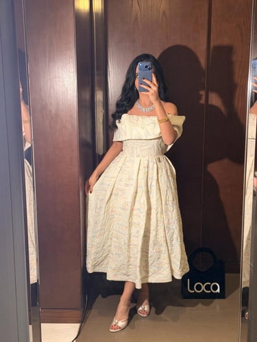 فستان بيج بتصميم ميدي مكشوف الاكتاف راقي