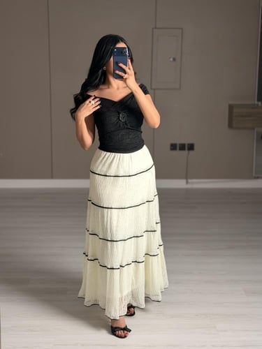 طقم ناعم بلوزة سودة وتنورة بيضاء فضفاضة