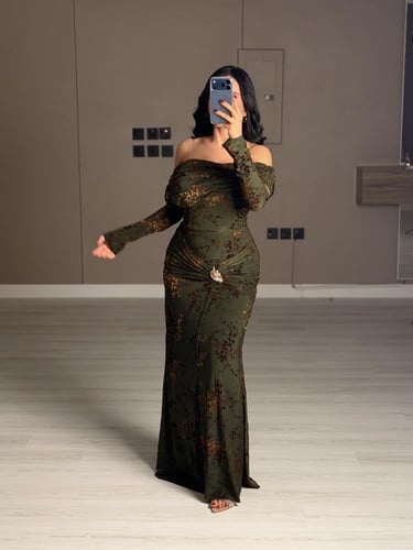 فستان سهرة ناعم لون اخضر غامق فاخر بأكتاف مكشوفة و...