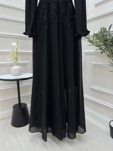 فستان سهره مميز باللون الأسود