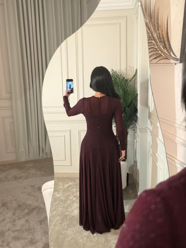 فستان ناعم بلون عودي مع أكمام