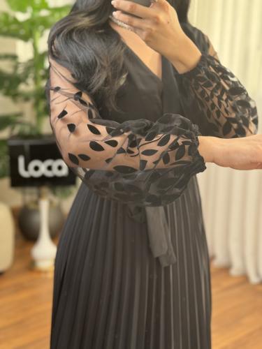 فستان اسود ناعم بكسرات مع اكمام مميزه