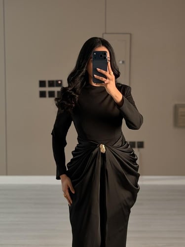 فستان اسود ناعم بقصة درابيه ملفوفة عند الخصر