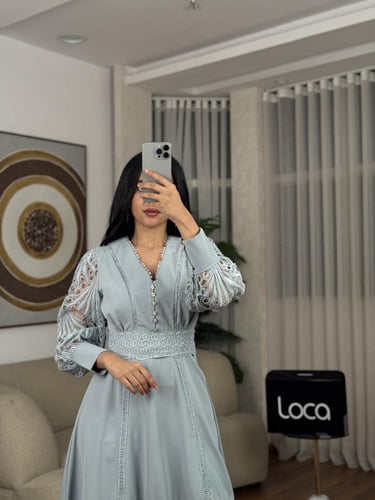 فستان ناعم وبنقوش مميزه باللون السماوي من لوكا فاش...