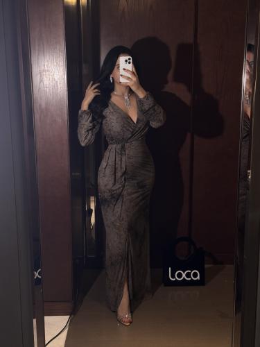 فستان سهرة بني لامع طويل بتصميم لف أنيق