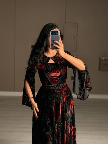 فستان سهرة مخمل لون احمر واسود بأكمام طويلة واسعة...