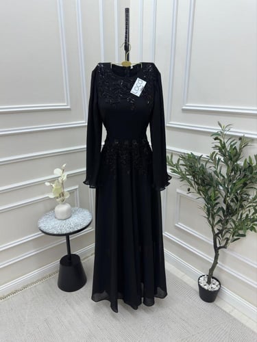 فستان سهره مميز باللون الأسود