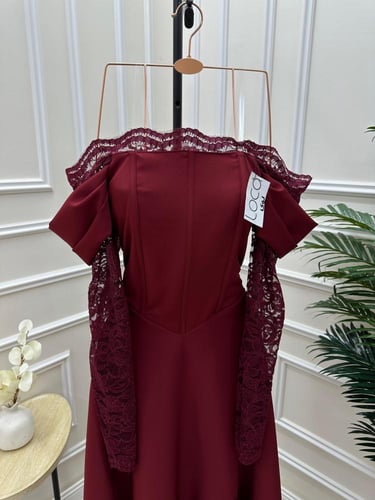 فستان برغندي ناعم بأكمام من الدانتيل