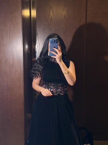 طقم سهرة مخمل اسود فاخر مزين بتطريزات وردية على ال...