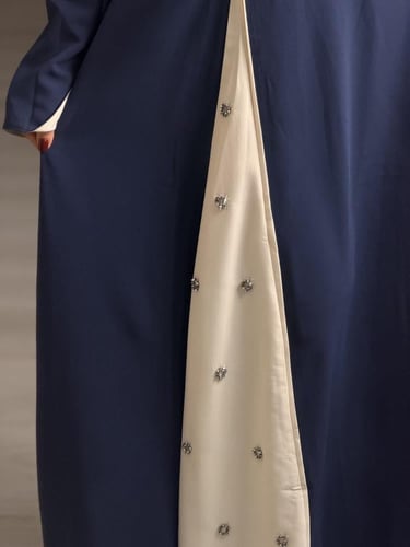 جلابية نسائية كاجوال لونين كحلي وأبيض بتصميم مفتوح...