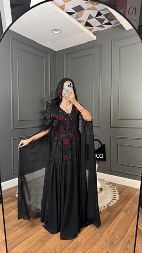 فستان سهرة اسود مطرز ورود الحمراء باكمام طويله فاخ...