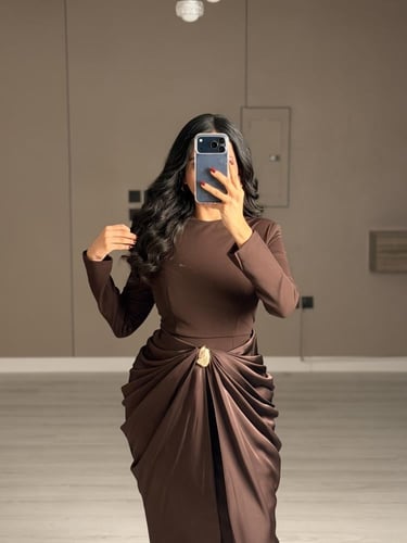 فستان بني ناعم بقصة درابيه ملفوفة عند الخصر