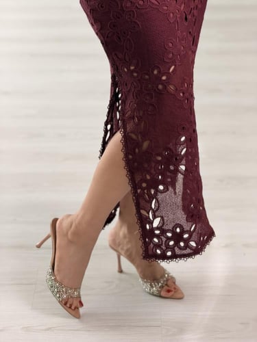 فستان دانتيل ميدي مع حزام خصر ذهبي أنيق لون عنابي