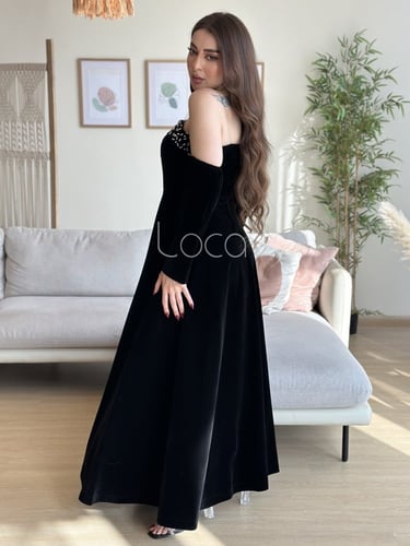 فستان اسود ناعم من الجوخ