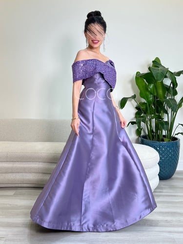 فستان عاري الكتف بتطريز في الامام