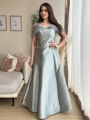 فستان ناعم بلمسات انيقة من التل