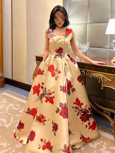 فستان مميز مورد باللون الاحمر