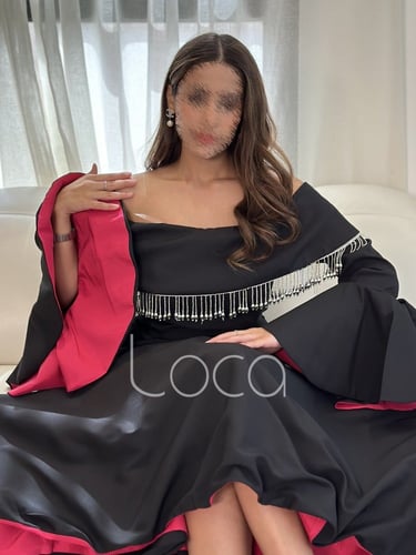 فستان اسود بتفاصيل مميزة