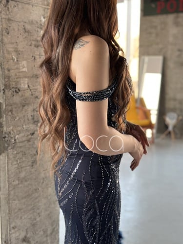 فستان انيق مميز بتطريز ولمسات من الريش