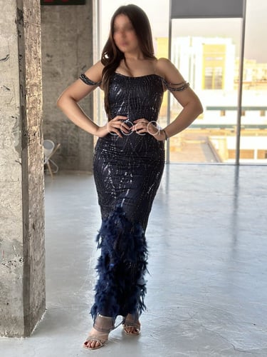 فستان انيق مميز بتطريز ولمسات من الريش