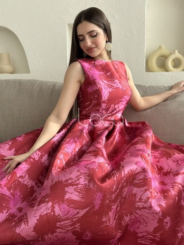 فستان مشجر مميز بطيات على الخصر