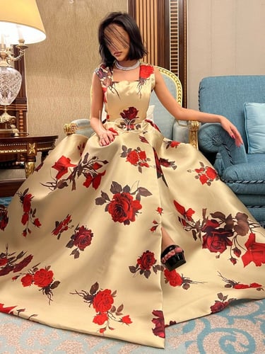 فستان مميز مورد باللون الاحمر