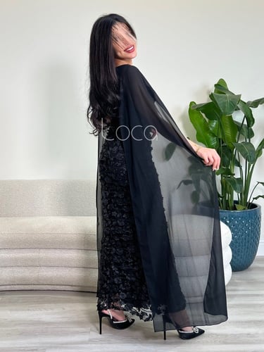 فستان اسود بنمط ورود