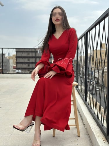 فستان احمر ناعم بأكمام طويلة