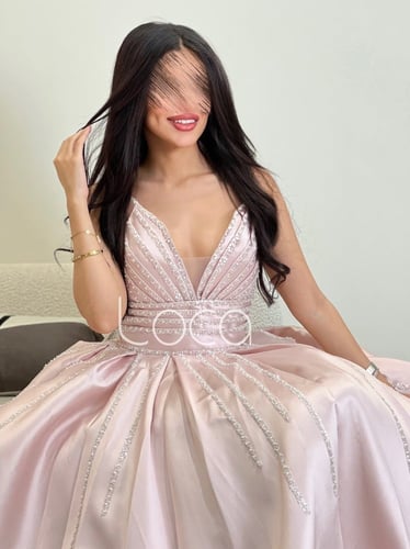 فستان وردي مميز بتطريز طولي