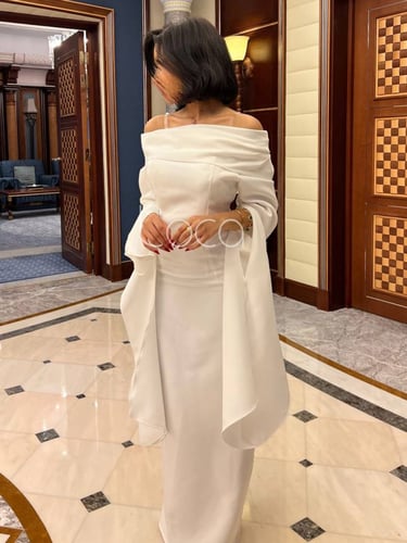 فستان ابيض انيق بتصميم ناعم