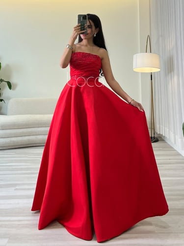 فستان عاري الكتف بتطريز في الامام