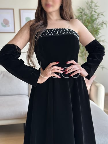 فستان اسود ناعم من الجوخ