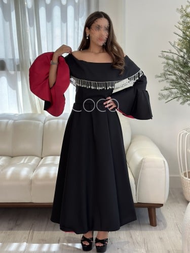 فستان اسود بتفاصيل مميزة