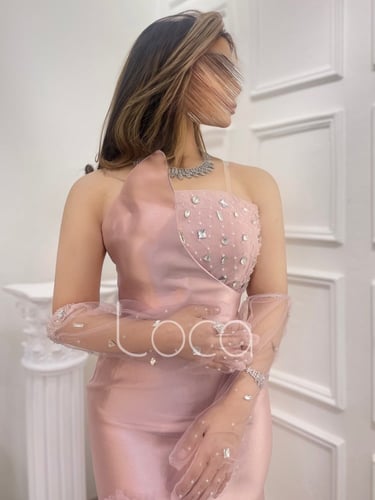 فستان انيق مميز بلمسات من الكريستال