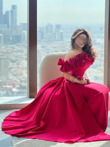 فستان فوشي عاري الكتف بلمسات ورود