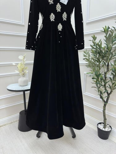 فستان اسود قطيفه بأكمام