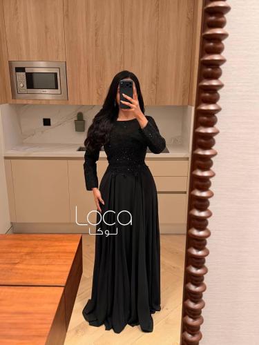 فستان سهرة أسود بأكمام طويلة وقصة كلوش