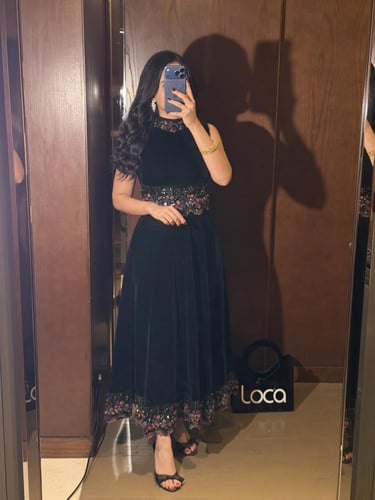 طقم سهرة مخمل اسود فاخر مزين بتطريزات وردية على ال...