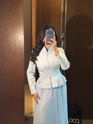 طقم أنيق ببلوزة وتنورة مطوية بلون ازرق فاتح