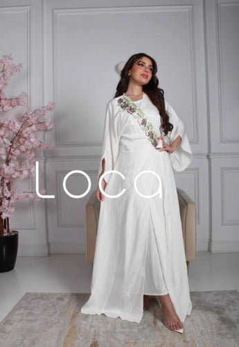 جلابية بنمط مميز باللون الأبيض