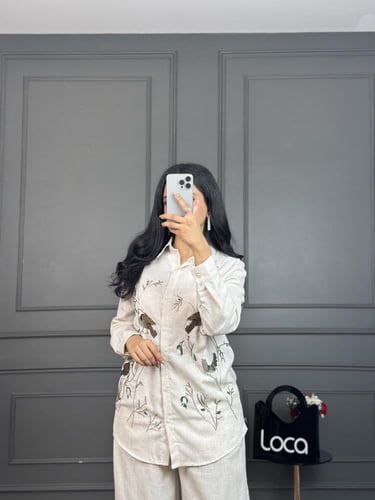 طقم من قماش الكتان المميز وبتطريز راقي من لوكا فاش...