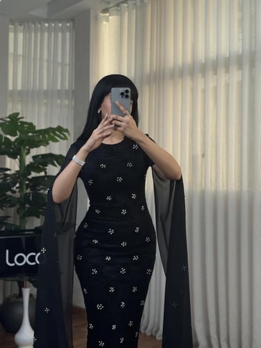 فستان انيق اسود اللون مزين بتطريزات